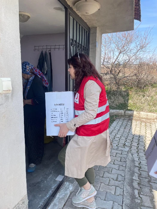 Kızılay gönüllüleri koli teslimi
